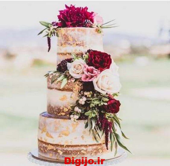 کیک عروسی سه طبقه خامه ای با تزیین گل طبیعی