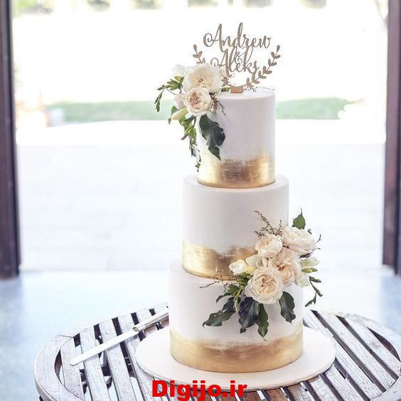 کیک عروسی سه طبقه سفید و طلایی