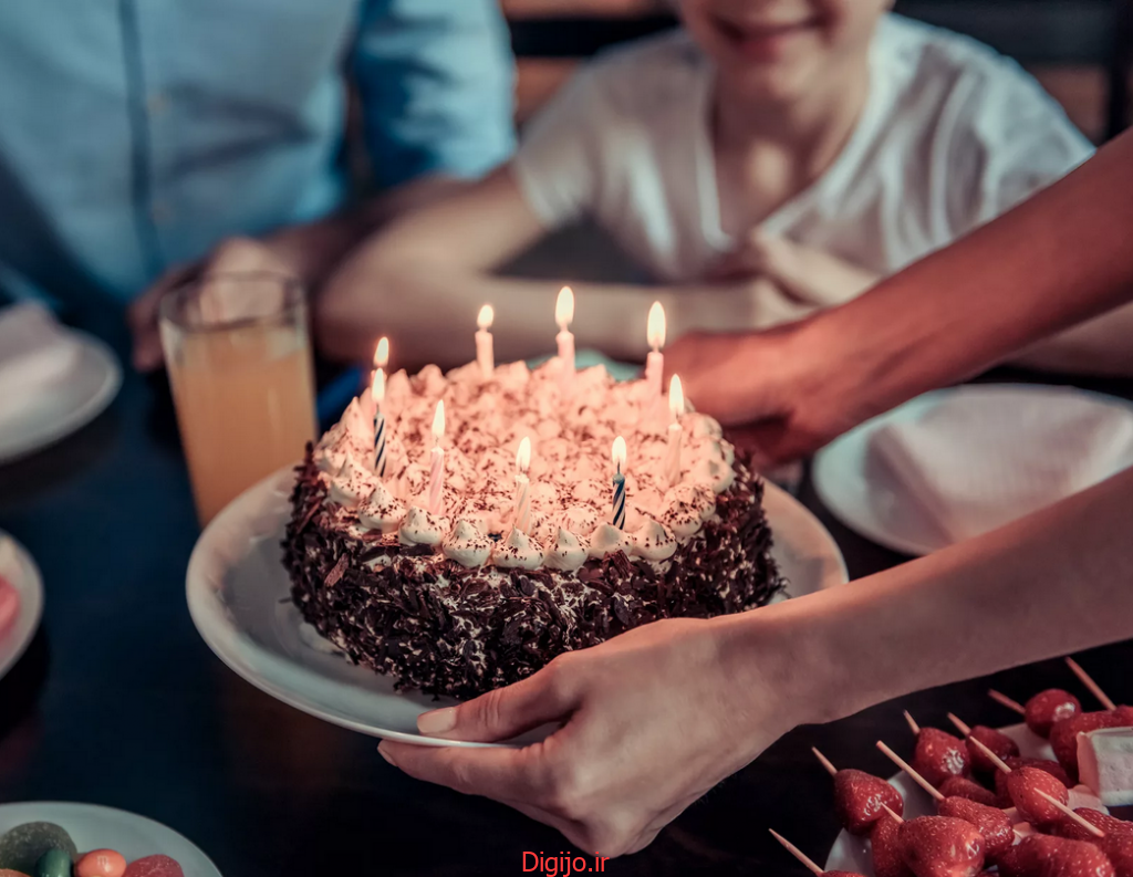 ژست عکس تولد پسرانه با کیک و شمع